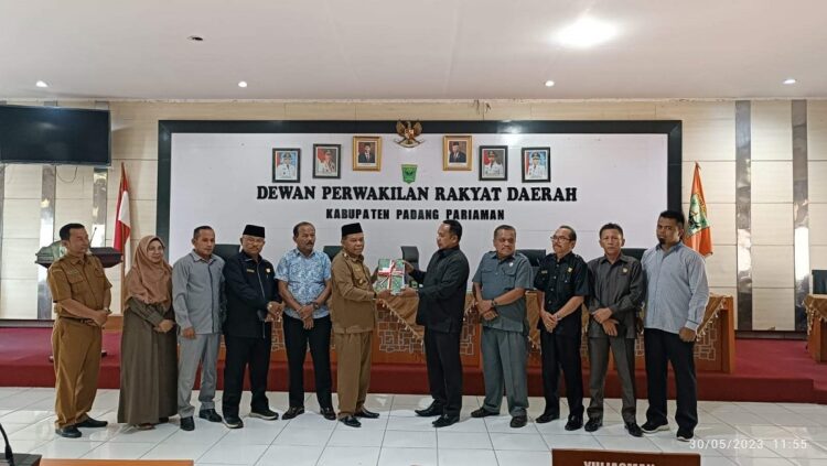 Wabup Rahmang Sampaikan Nota Pertangungjawaban APBD 2022 1 SERAHKAN—Wakil Bupati Padangpariaman Rahmang, serahkan nota pertanggungjawaban pelaksanaan Anggaran Pendapatan dan Belanja Daerah (APBD) Kabupaten Padangpariaman tahun anggaran 2022 kepada pimpinan DPRD.