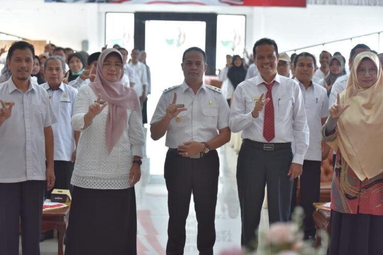 Wabup Sijunjung Buka Sosialisasi Makanan Tambahan Lokal 1 FOTO BERSAMA—Wakil Bupati Iraddatillah foto bersama.