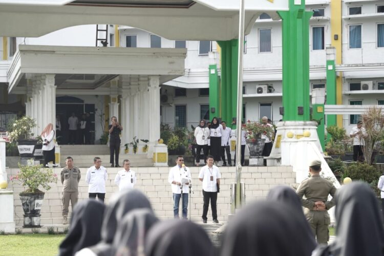 PIMPIN—Wakil Bupati Rizki Kurniawan N pimpin apel pagi bagi tenaga Non ASN di Lingkungan Pemkab Lima Puluh Kota.