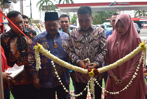 Delima Florist dan Artificial Flowers, Kebutuhan Bunga Segar Hadir untuk Sumatera Barat 1 GUNTING PITA— Wawako Padang Ekos Albar menggunting pita saat Grand Opening Delima Florist, bersama Owner Delima Florist Deslina Mamora, Wakil Ketua DPRD Amril Amin, pimpinan Zataka Express Reza Yulfi.