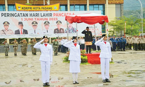 UPACARA— Wako Padang Hendri Septa memimpin upacara peringatan Hari Lahir Pancasila di Lapangan Tugu Apeksi, Balaikota Padang, Kamis (1/6). Upacara ini diikuti Wakil Wali Kota Ekos Albar, unsur Forkopimda, Kepala OPD, pimpinan ormas, OKP dan unsur terkait lainnya.