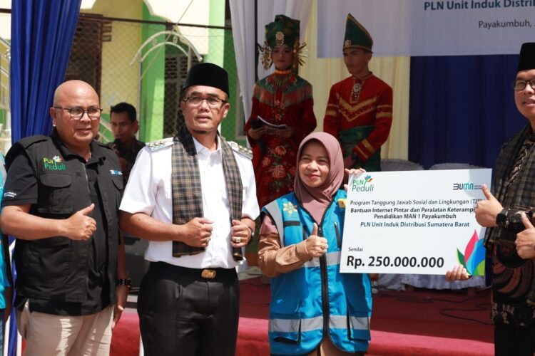 Dukung Tingkatkan Literasi di Kota Payakumbuh, PLN Serahkan Bantuan Alat Labor dan Perpustakaan Digital 1 DUKUNG LITERASI— Pj Wali Kota Payakumbuh Rida Ananda menyaksikan penyerahan bantuan PLN untuk MAN I Payakumbuh.