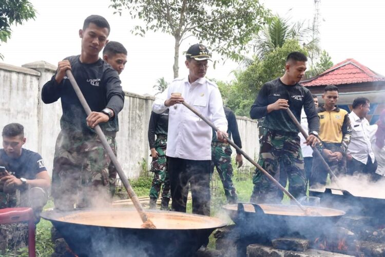 TRADISI MARANDANG— Wali Kota Genius Umar dan Taruna ikut turun langsung mengaduk pembuatan randang di Posko Yontarlat II Hiu Latsitardanus XLIII/2023 di Rumah Tabuik Subarang, Desa Cimparuah, Kecamatan Pariaman Tengah.