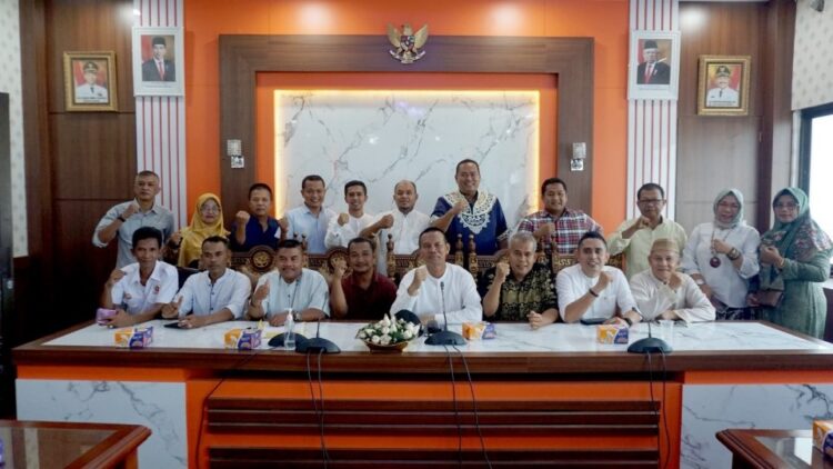 9 Partai Politik Terima Bantuan Dana Rp841,23 Juta 1 DANA PARTAI— Wako Genius Uamr bersama pengurus parpol yang menerima dana partai.