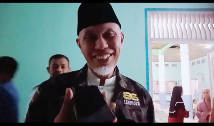WAWANCARA—Gubernur Sumbar Mahyeldi saat diwawancara wartawan di Masjid Nurul Iman saat TSR Provinsi Sumbar datang.