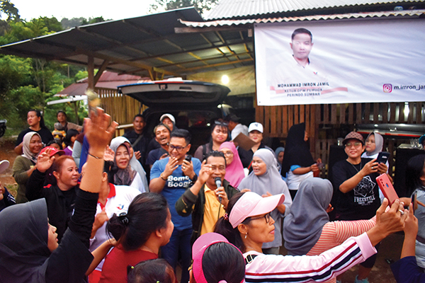 Ody Malik Meriahkan Pembukaan Senam MIJ, Muhammad Imron Jamil: Ada 14 Kelompok Senam yang Telah Dibuka 1 SENAM MIJ— Warga banjiri Senam MIJ, dimeriahkan Artis Minang Ody Malik dan dibuka Muhammad Imron Jamil.