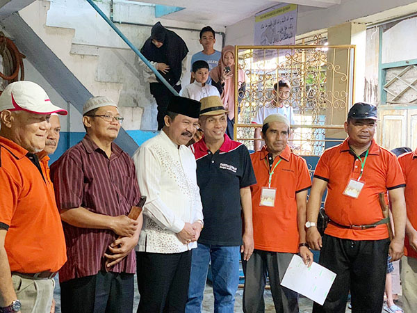 Wawako Asrul dan Istri Tinjau Penyembelihan Hewan Kurban 1 TINJAU—Wakil Wali Kota, Drs. Asrul meninjau pelaksanaan penyembelihan hewan kurban yang dilaksanakan di Masjid Nurul Iman, Kelurahan Silaing Atas, Kamis (29/6).