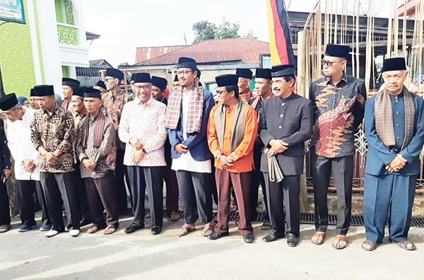 Hadiri Pawai Khatam Al Quran di Bantodarano, Marfendi: Terus Belajar Meski Telah Khatam 1 ALEK NAGARI — Wakil Wali Kota Bukittinggi, Marfendi saat melepas pawai Alek Nagari atau tradisi adat Khatam Al Quran di Bantodarano, Bukittinggi, Minggu (4/6).