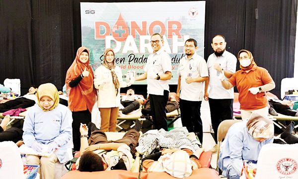 PT Semen Padang Serahkan 284 Kantong Darah ke PMI 1 SERAHKAN KANTONG DARAH— Kepala Departemen SDM & Umum, R Trisandi Hendrawan, menyerahkan kantong darah kepada Kepala Bagian Teknis Labor Unit Transfusi Darah (UTD) PMI Kota Padang, dr. Diana Ayu Irsanti.