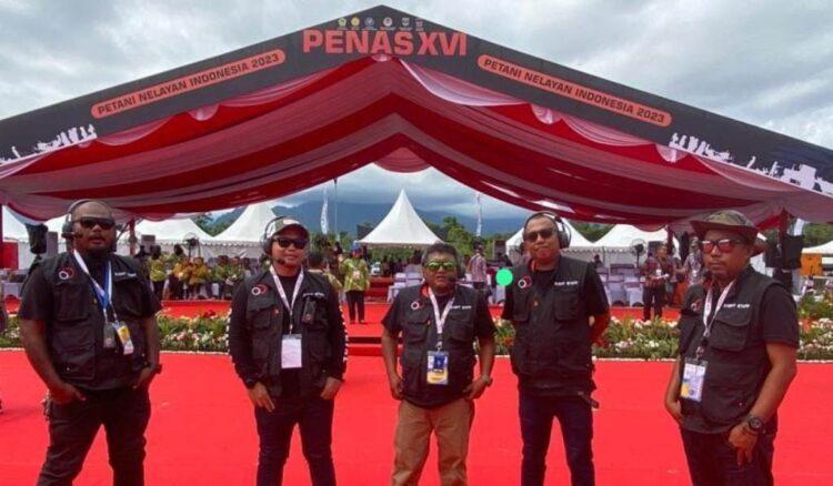 Sukses Penas KTNA XVI Tahun 2023, Industri MICE Sumbar Siap Naik Level ke Taraf Internasional 1 SUKSES PENAS TANI— Tim Singgalangpro Komunika berfoto bersama saat penutupan Penas KTNA XVI di Padang, Kamis (15/6).