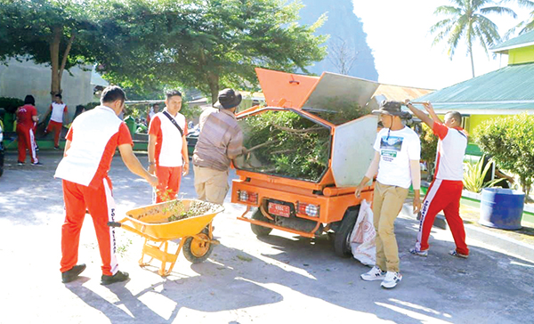 Sambut Hari Bhayangkara ke-77, Polda Sumbar Revitalisasi Situs Budaya dan Agama 1 GOTONG ROYONG— Personel Polda Sumbar dan Polres melaksanakan gotong royong membersihkan situs budaya dan agama. Kegiatan ini merupakan rangkaian memperingati Hari Bhayangkara ke-77 tahun 2023.