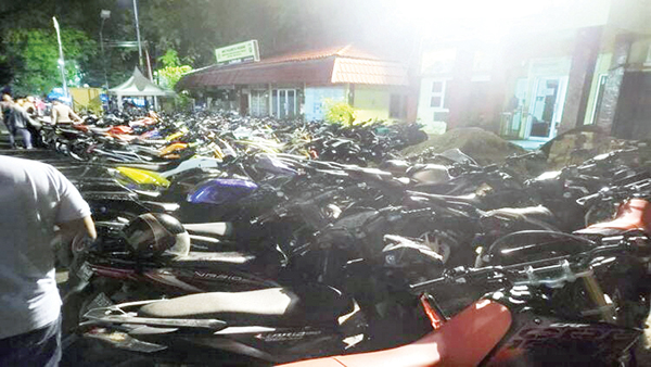 Razia Knalpot Racing, 219 Kendaraan Dikandangkan Polresta 1 RATUSAN KENDARAAN TERJARING— Aparat Polresta Padang mengandangkan 219 kendaraan saat dilakukan razia disejumlah Polsek-Polsek, Sabtu (24/6) malam. Rata-rata pemilik kendaraan melakukan pelanggaran berupa penggunaan knalpot racing dan tak pakai pelat nomor kendaraan.