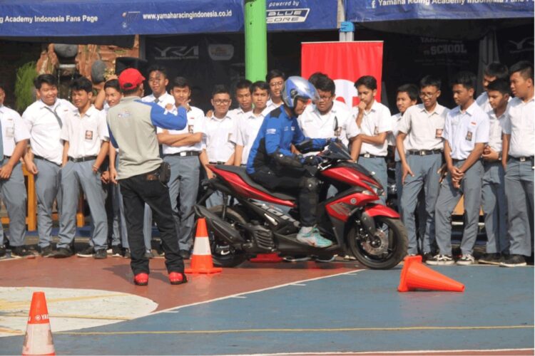 Yamaha Berbagi Tips Irit BBM saat Mengendarai Motor 1 BAGIKAN TIPS-Yamaha membagikan tips agar berkendara lebih efisien dan BBM lebih irit.