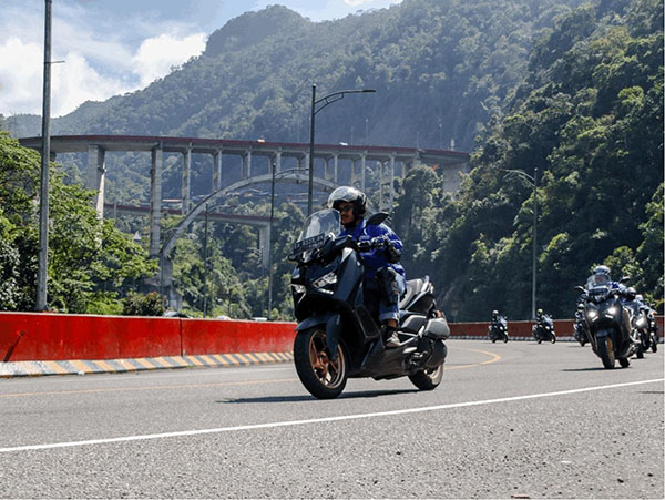 Usai Aceh dan Medan, Yamaha XMAX Tour de Sumata Sambangi Sumbar 1 TOURING— Rombongan touring Yamaha XMAX menjajal jalanan yang ada di Sumatra Barat.