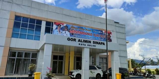 Wako Resmikan Nama GOR Alimin Sinapa dan Stadion Marah Adin 1 PERESMIAN— Inilah gedung olahraga di kawasan Kelurahan Tanjung Paku Kecamatan Tanjung Harapan, dengan nama Gedung Olah Raga (GOR) Alimin Sinapa, yang disahkan Wako Solok Zul Elfian.