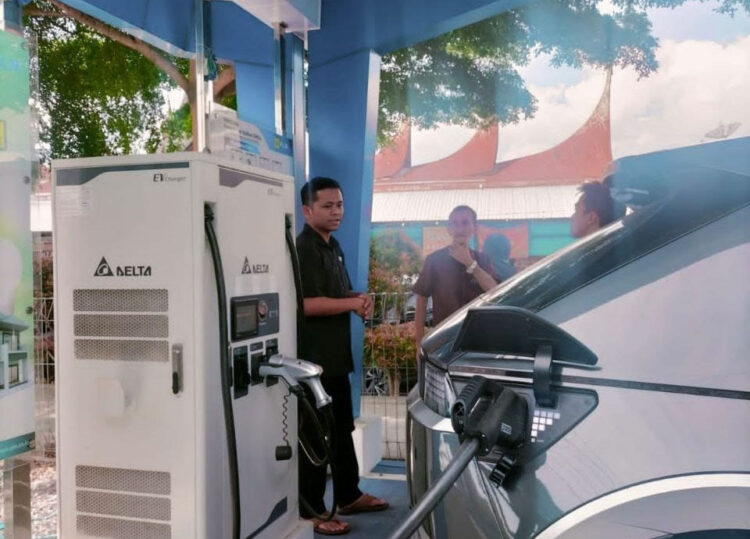 KENDARAAN LISTRIK-- PT PLN (Persero) Unit Induk Distribusi (UID) Sumatera Barat terus mendukung pertumbuhan ekosistem kendaraan listrik dengan menghadirkan Stasiun Pengisian Kendaraan Listrik Umum (SPKLU) pada beberapa lokasi strategis di Sumatera Barat.