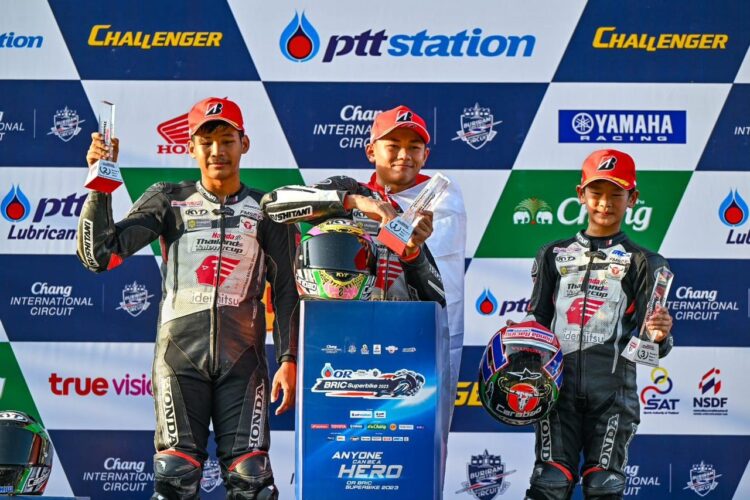 NAIK PODIUM— Pebalap binaan AHM Decksa Almer Alfarezel (tengah) berhasil meraih double podium tertinggi pada ajang Thailand Talent Cup (TTC) 2023 seri ketiga yang diselenggarakan di Chang International Circuit, Buriram, Thailand.