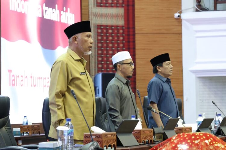 SAMPAIKAN--Gubernur Mahyeldi sampaikan nota jawaban atas pandangan umum Fraksi-Fraksi terhadap Rancangan Peraturan Daerah tentang Pertanggungjawaban Pelaksanaan APBD Tahun Anggaran 2022 dalam rapat paripurna DPRD Sumbar.