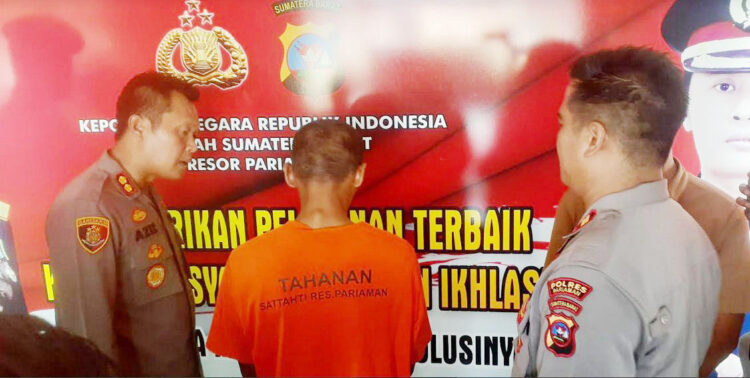 INTEROGASI— Kapolres Pariaman AKBP Abdul Azis didampingi Kapolsek Sungai Geringging Iptu Bambang Adrian saat menginterogasi pelaku pembakaran rumah orang tuanya di Sungai Geringging.