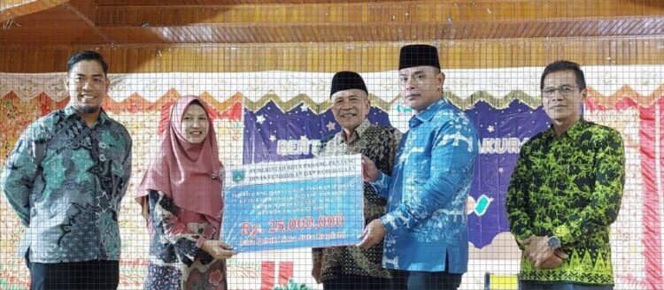 Ketua DPRD Serahkan Bantuan ke TK Smart Kids 1 SERAHKAN BANTUAN HIBAH— Ketua DPRD Kota Padang Panjang, Mardiansyah, serahkan bantuan dana hibah dari pokok-pokok pikiran (pokir) kepada Kepala TK Smart Kids, Nur Hazizah, S.S, S.Pd