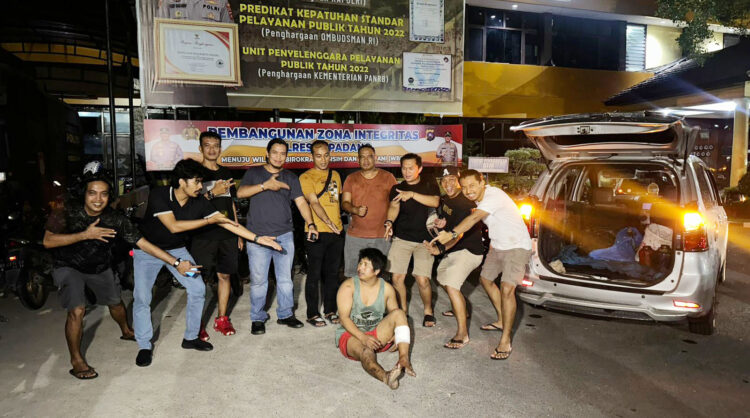 Pencuri Onderdil Truk Dihadiahi Timah Panas, Korban Pancing Pelaku Berpura-pura Membeli 1 PENCURI ONDERDIL— Pelaku AY (37) yang terlibat kasus pencurian onderdil truk di Bengkel TBS ditangkap Tim Klewang Polresta Padang.