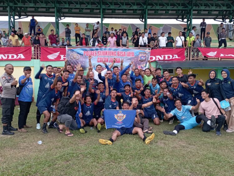 Disaksikan Kapolres Sijunjung AKBP Muhammad Ikhwan Lazwardi, SH.,SIK.,MH POP Sijunjung Berhasil Kalahkan POP 50 Kota 1 Tim POP Sijunjung foto bersama Kapolres AKBP Muhammad Ikhwan Lazwardi, SH.,SIK.,MH usai kalahkan POP 50 Kota 1-0. (chandra antoni)