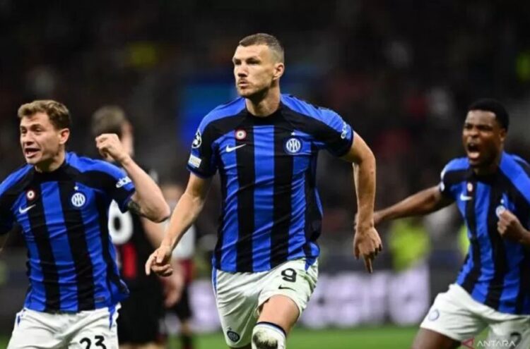 Edin Dzeko (tengah) mencetak gol pembuka Inter Milan di laga leg pertama semifinal Liga Champions lawan AC Milan di San Siro pada Kamis (11/5).