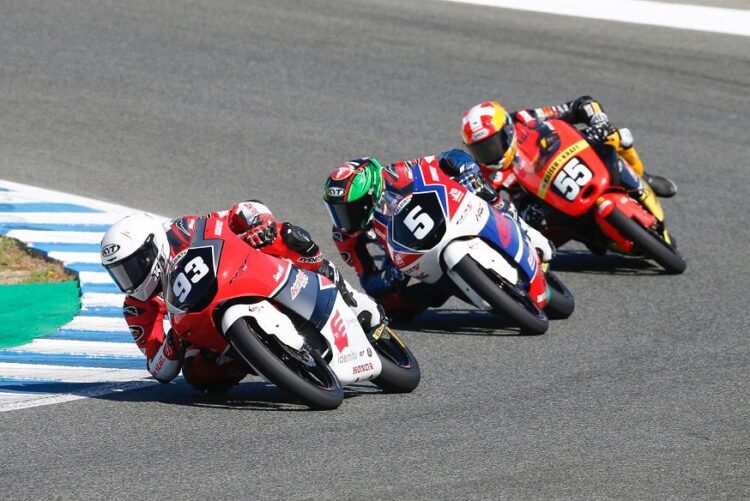 BALAPAN— Penalap binaan AHRT, Fadillah Arbi Aditama menembus grup depan pada dua balapan putaran ketiga ajang balap FIM JuniorGP.