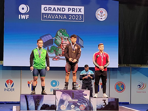 Lifter Rahmat Erwin Sabet Tiga Emas di Grand Prix IWF 2023 Kuba 1 SABET MEDALI EMAS— Rahmat Erwin (tengah) menyabet medali emas di kelas 81kg Grand Prix IWF Seri 1 2023 di Pabexpo Ezhibition Complex, Havana, Kuba, Rabu (14/6).