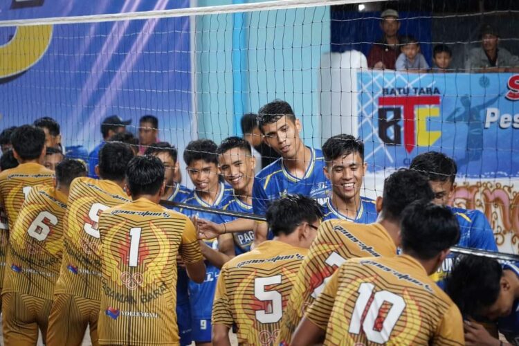 Kedua tim jelang pertandingan dimulai. (chandra antoni)