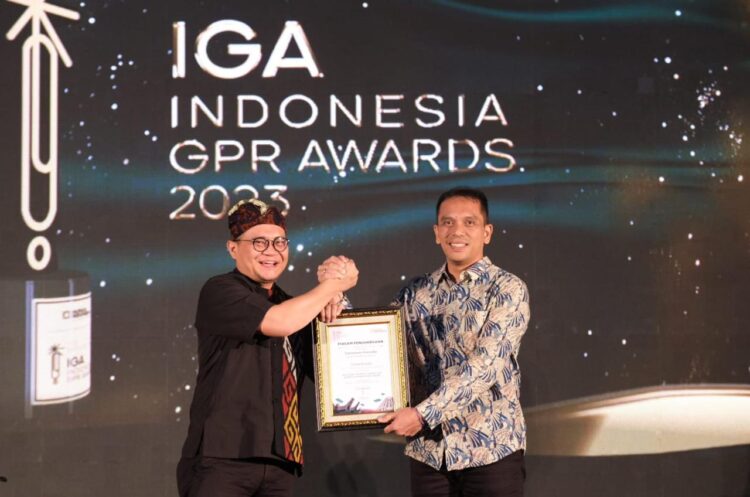 DIANUGERAHI— Direktur Utama PT PLN (Persero) Darmawan Prasodjo dianugerahi sebagai pemimpin terpopuler di media pemberitaan online dalam penghargaan The 1st Indonesia GPR Awards (IGA) 2023 .