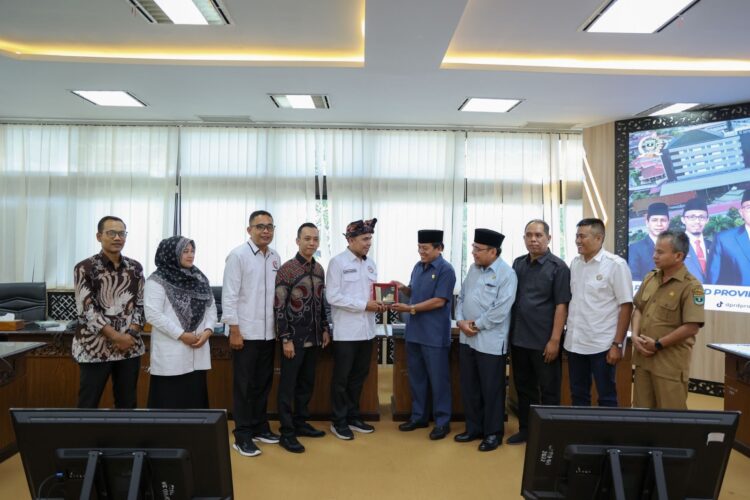 TERIMA KUNJUNGAN--Wakil ketua DPRD Sumbar Suwirpen Suib didampingi anggota DPRD Sumbar Maigus Nasir dan Rafdinal menerima kedatangan Rombongan Komisi Penyiaran Indonesia (KPI) Pusat, Senin (19/6).