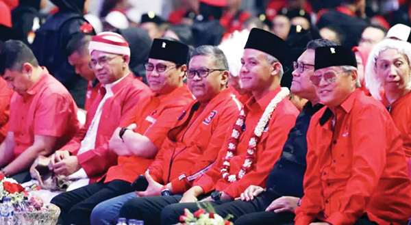 KONSOLIDASI— Sekretaris Jenderal PDI Perjuangan Hasto Kristiyanto bersama bakal calon presiden (Capres) Ganjar Pranowo dalam agenda ‘Konsolidasi PDIP DKI Jakarta Pemenangan Pilpres 2024’ di Basket Hall Senayan.