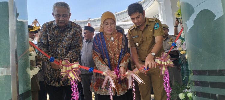 Dirjen Resmikan Gedung Sentra IKM Sawahlunto, Reni: Harus bisa Memfasilitasi 10 Nagari 1 GUNTING PITA—Dirjen Industri Kecil Menengah dan Aneka Kementerian Perindustrian RI, Ir. Reni Yanita, M. Si, didampingi Wako Deri Asta gunting pita tanda diresmikannya gedung Sentra IKM Sawahlunto, Senin (5/6).