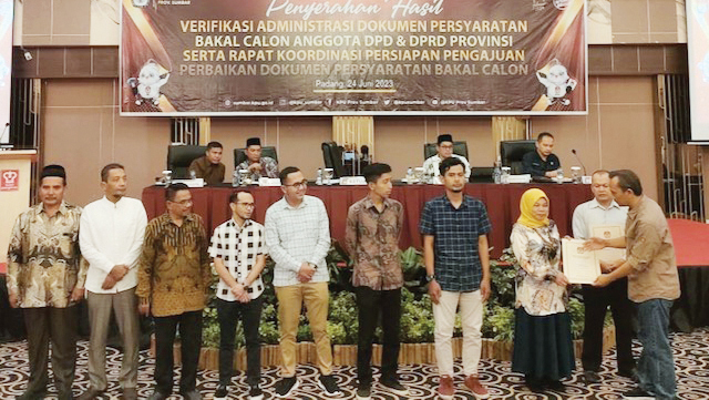 PENYERAHAN HASIL VERMIN— KPU Sumbar menyerahkan hasil vermin dokumentasi persyaratan bakal calon anggota DPD RI dan calon anggota DPRD Sumbar, Sabtu (24/6) di Hotel Pangeran Beach.