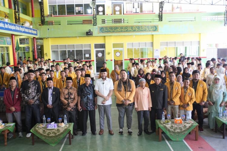 Konpiwil— Wako Fadly Amran berfoto bersama saat Konpiwil Ikatan Pelajar Muhammadiyah (IPM) Sumatera Barat, di Aula FKIP Universitas Muhammadiyah Sumbar, Komplek Kauman Muhammadiyah Kota Padang Panjang, Sabtu (3/6).