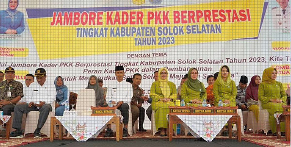 Nagari Alam Pauh Duo Juara Umum Jambore PKK Solsel 1 PENUTUPAN JAMBORE PKK— Wakil Bupati Solok Selatan H. Yulian Efi melakukan penutupan kegiatan Jambore PKK Tingkat Kabupaten Solsel.