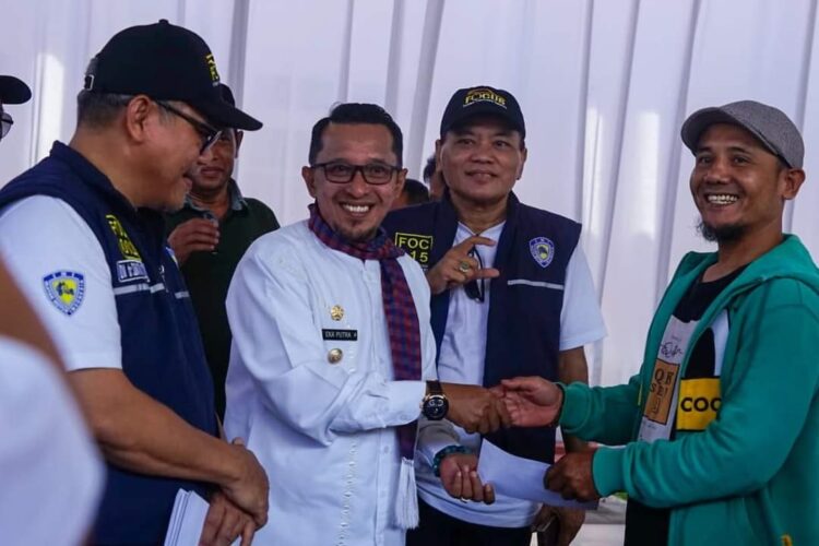 SALAMI PESERTA--Bupati Eka Putra salami peserta Fortuner Club Riau.