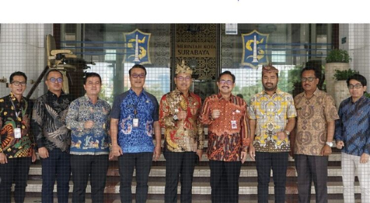 Tingkatkan Pelaksanaan e-Government, Solsel Jajaki Kerja Sama dengan Pemko Surabaya 1 JAJAKI KERJA SAMA— Bupati Solok Selatan H. Khairunas, Sekdako Surabaya Dr. Ikhsan, Ketua DPRD Solok Selatan Zigo Rolanda, Plt. Asisten Perekonomian dan Pembangunan Solsel Amdani, Kadis Kominfo Pemko Surabaya Fikser, Kadis Kominfo Solsel Firdaus Firman, serta jajaran terkait lainnya usai pertemuan.