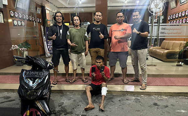 PERLIHATKAN BARANG BUKTI— Pelaku AS (32) memperlihatkan barang bukti usai diamankan oleh tim Klewang Polresta Padang.