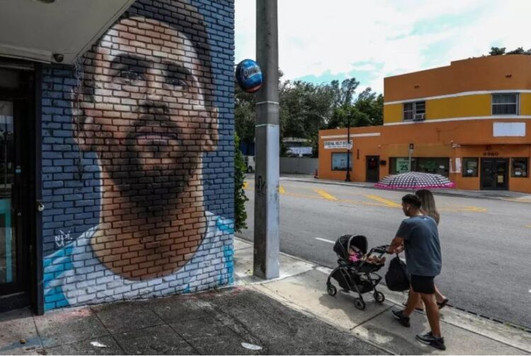MURAL— Mural bergambar Lionel Messi terpampang di Miami.