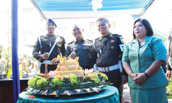 Pesan Danrem Wirabraja/032, Brigjen TNI Rayen Obersyl, Kontestan Pemilu Diminta Jangan Coba-coba Pengaruhi Anggota TNI 1 POTONG TUMPENG— Danrem Wirabraja/032, Brigjen TNI Rayen Obersyl melakukan pemotongan tumpeng saat saat peringatan HUT Korps Detasemen Polisi Militer Angkatan Darat (Denpomad) ¼ ke-77, di Markas Denpomad, Senin (26/6).