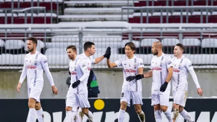 PEMAIN INCARAN— Keito Nakamura (tengah) saat bermain bersama Klub Austria LASK Linz yang saat ini menjadi incarann Liverpool.