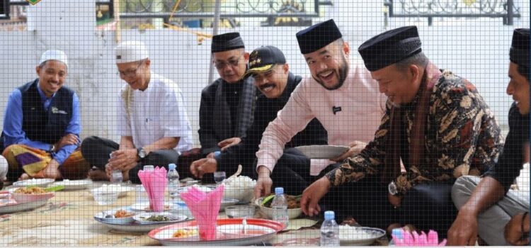 Disambut dengan Makan Bajamba, Rombongan Mahasiswa Malaysia Apresiasi Pemko Padang Panjang 1 MAKAN BAJAMBA—Wali Kota, H. Fadly Amran, BBA Datuak Paduko Malano menyambut rombongan mahasiswa Politeknik Port Dickson Malaysia dan Kolej Komuniti Kuala Trengganu, dengan makan bajamba.