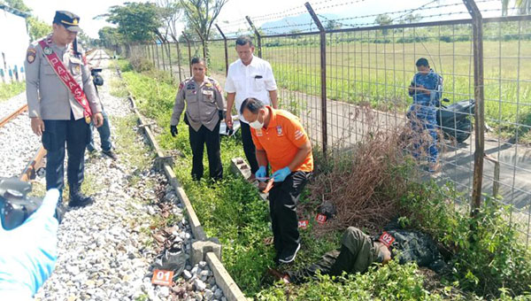 Mayat Mr X Tergeletak di Pinggir Rel, Ada Ceceran Darah yang Mengering, Usianya Diperkirakan 50 Tahun 1 PENEMUAN MAYAT— Polisi melakukan olah TKP penemuan mayat Mr X di pinggir rel kereta api, Jalan Prof Dr Hamka, Kelurahan Parupuk Tabing, Kecamatan Koto Tangah.