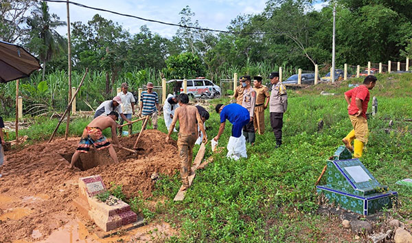Jenazah Mr. X yang Ditemukan di Batang Kuantan Dikuburkan di TPU Sijunjung 1 PEMAKAMAN JENAZAH— Jajaran Polsek Sijunjung dan Dinas Sosial melakukan proses pemakaman jenazah tanpa identitas yang ditemukan di Sungai Batang Kuantan, Silokek.