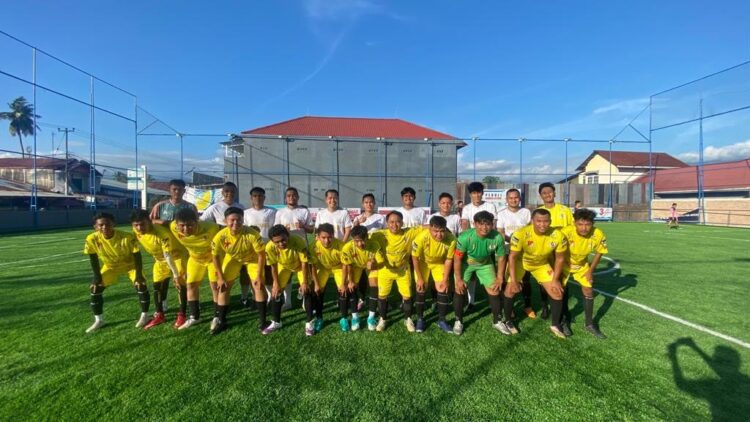 Laga Persahabatan Mini Soccer, Jurnalis Sumbar Kalahkan Tim Money Changer 4-3 1 LAGA PERSHABATAN— Skuat Jurnalis Sumbar dan Money Changer dalam laga persahabatan di Lapangan Mini Soccer Rangkiang, Parak Karakah, Padang, Minggu, (18/6) sore.
