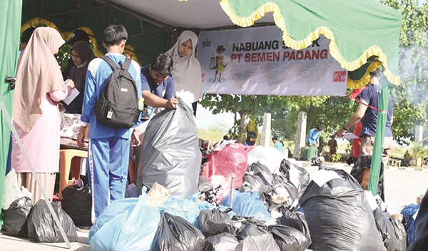 Nabuang Sarok, Semen Padang Meriahkan Hari Lingkungan Hidup Sedunia 1 PROGRAM NABUANG SAROK— PT Semen Padang turut berpartisipasi aktif dalam menyukseskan kegiatan Fun Walk Aksi Bersih Pantai dan Danau Cimpago yang digelar Pemprov Sumbar dalam rangka Hari Lingkungan Hidup Sedunia Tahun 2023.