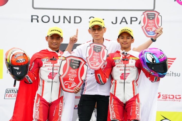 NAIK PODIUM— Pebalap AHRT, Rheza Danica Ahrens (kiri) dan Veda Ega Pratama (kanan) sukses merebut podium pertama dan ketiga Race ARRC kelas AP250 di Sirkuit Sugo, Jepang.