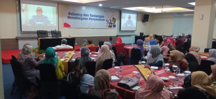 Andre Rosiade: DPR Dukung Eksistensi BTN Penuhi Pembiayaan Rumah Rakyat 1 Anggota Komisi VI DPR RI asal Sumbar Andre Rosiade membuka acara seminar sosialisasi BUMN di Hotel Truntum Padang, Senin (26/6/2023).